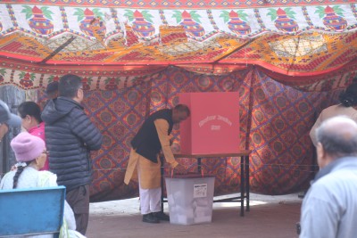  नेपाली कांग्रेसका सभापति थापाद्वारा मतदान 
